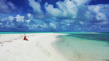 <strong>性感</strong>的美模型假期有趣的海滩清洁白色沙子蓝色的背景